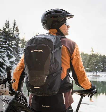 Rückenansicht von Mountainbiker mit Rucksack