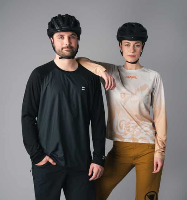 Zwei Mountainbiker*innen