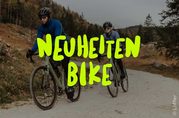 Radfahrer*innen in den Bergen mit Aufschrift 