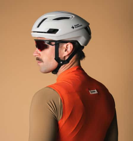 Mann in Rennrad-Bekleidung