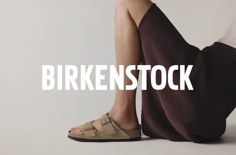 Frau mit Rock und Birkenstock Sandalen