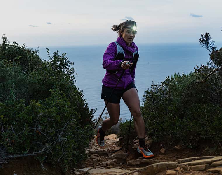 Trailrunnerin mit Black Diamond Ausrüstung