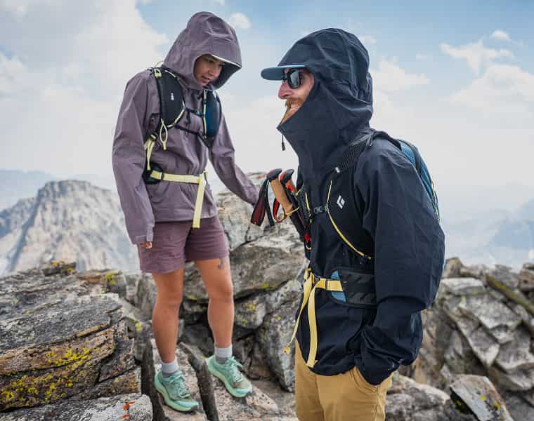 Frau und Mann in Black Diamond Bekleidung