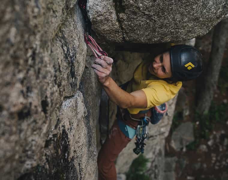 Kletterer mit Black Diamond Helm