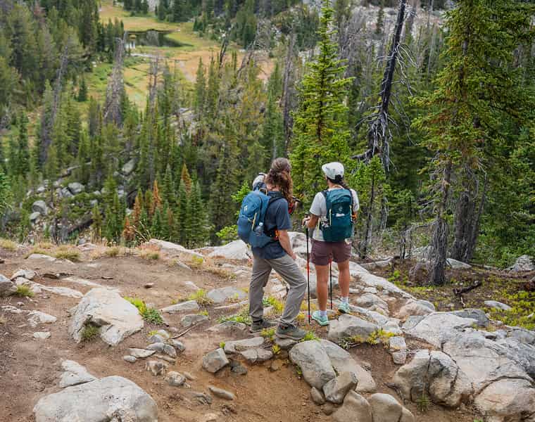 Frau und Mann mit Black Diamond Rucksack
