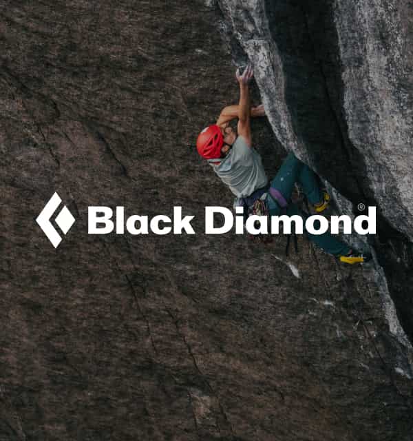 Frau beim Klettern und Black Diamond Logo