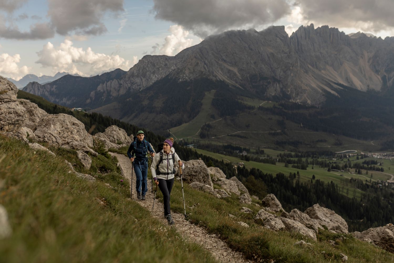 Zwei Menschen beim Wandern