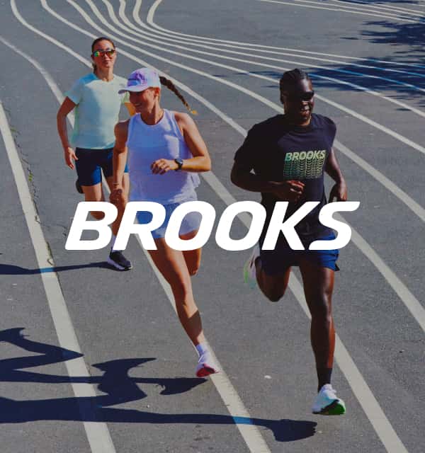 3 Läufer*innen auf einer Tartanbahn und Brooks Logo