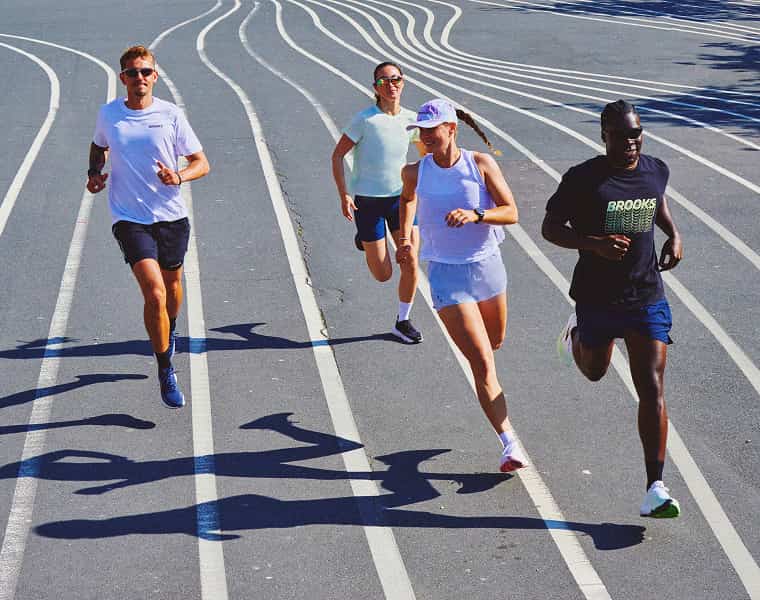Gruppe Läufer mit Brooks Laufschuhen