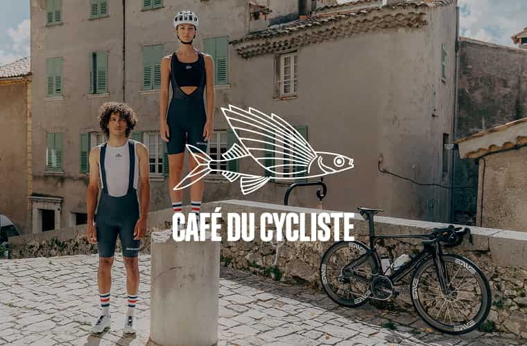 Zwei Rennradfahrer*innen und Café du Cycliste Logo