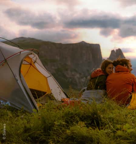 Zwei Personen mit Campingzelt