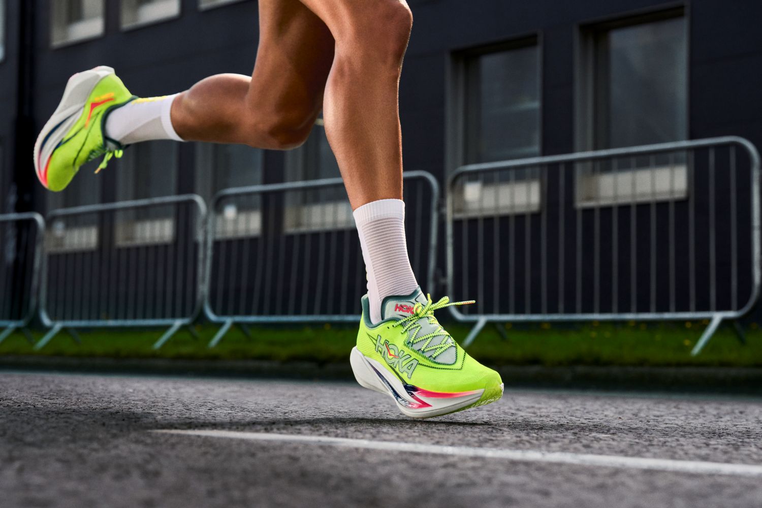 Carbon-Laufschuhe auf Asphalt