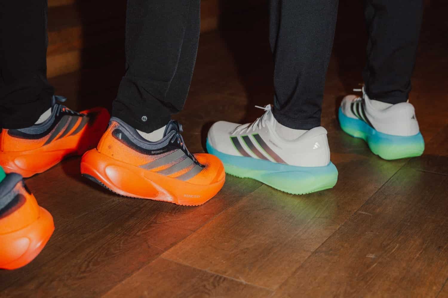 Schuster Community Run Läufer*innen tragen adidas Schuhe