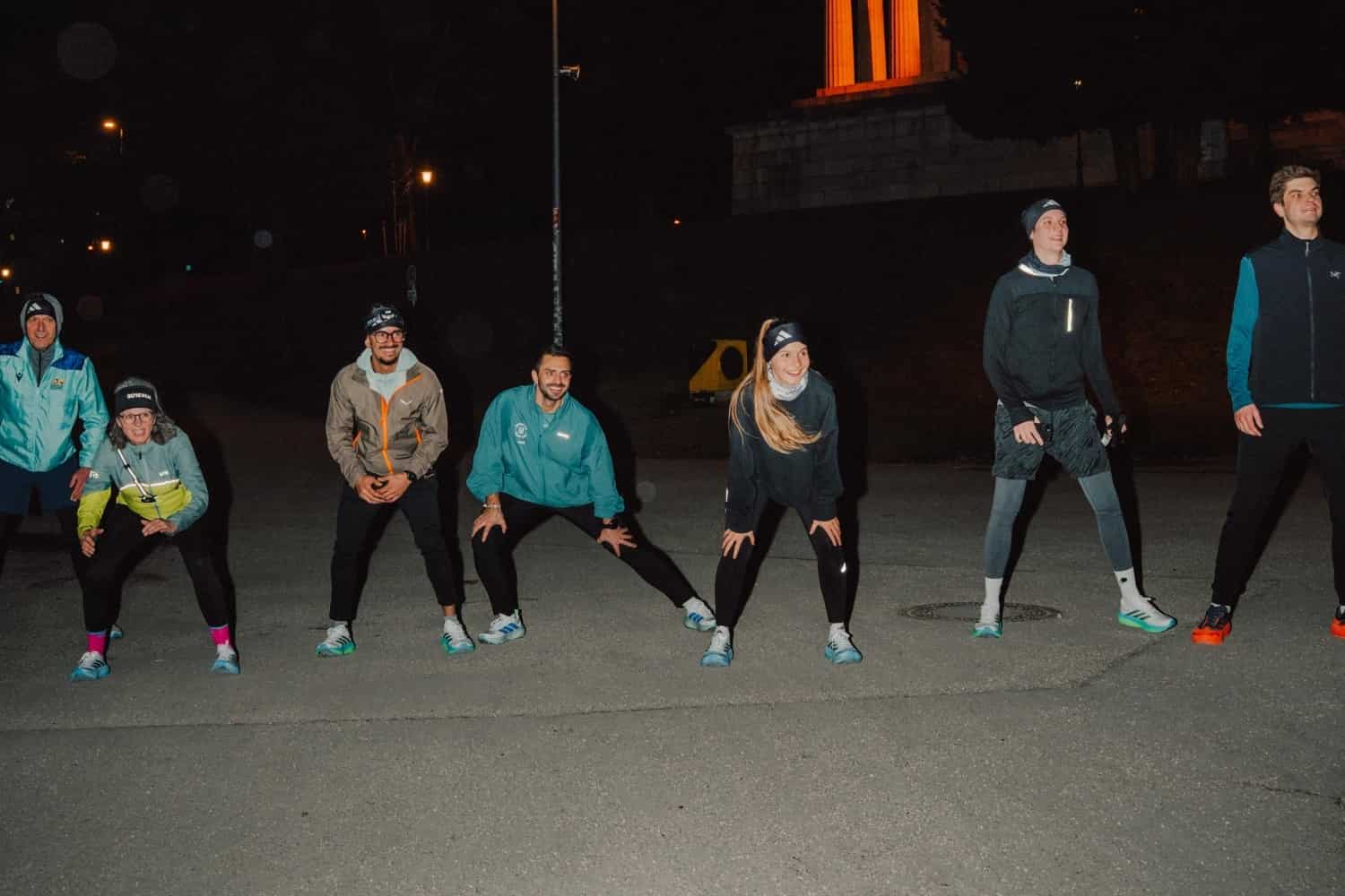 Gemeinsames Dehnen beim Community Run