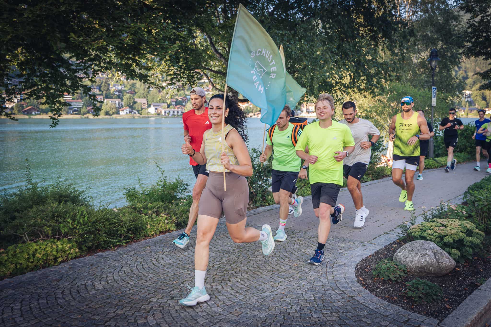 Läuferin mit Team 1913 Fahne