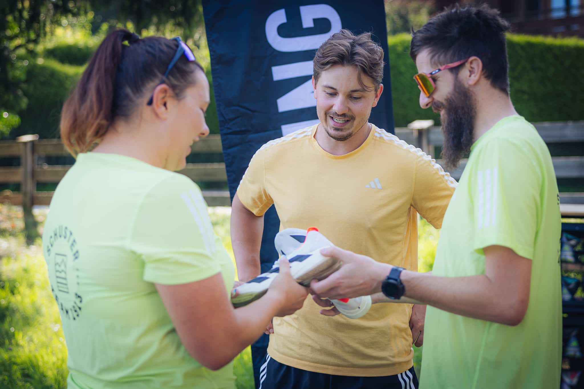 Schuhe werden verteilt