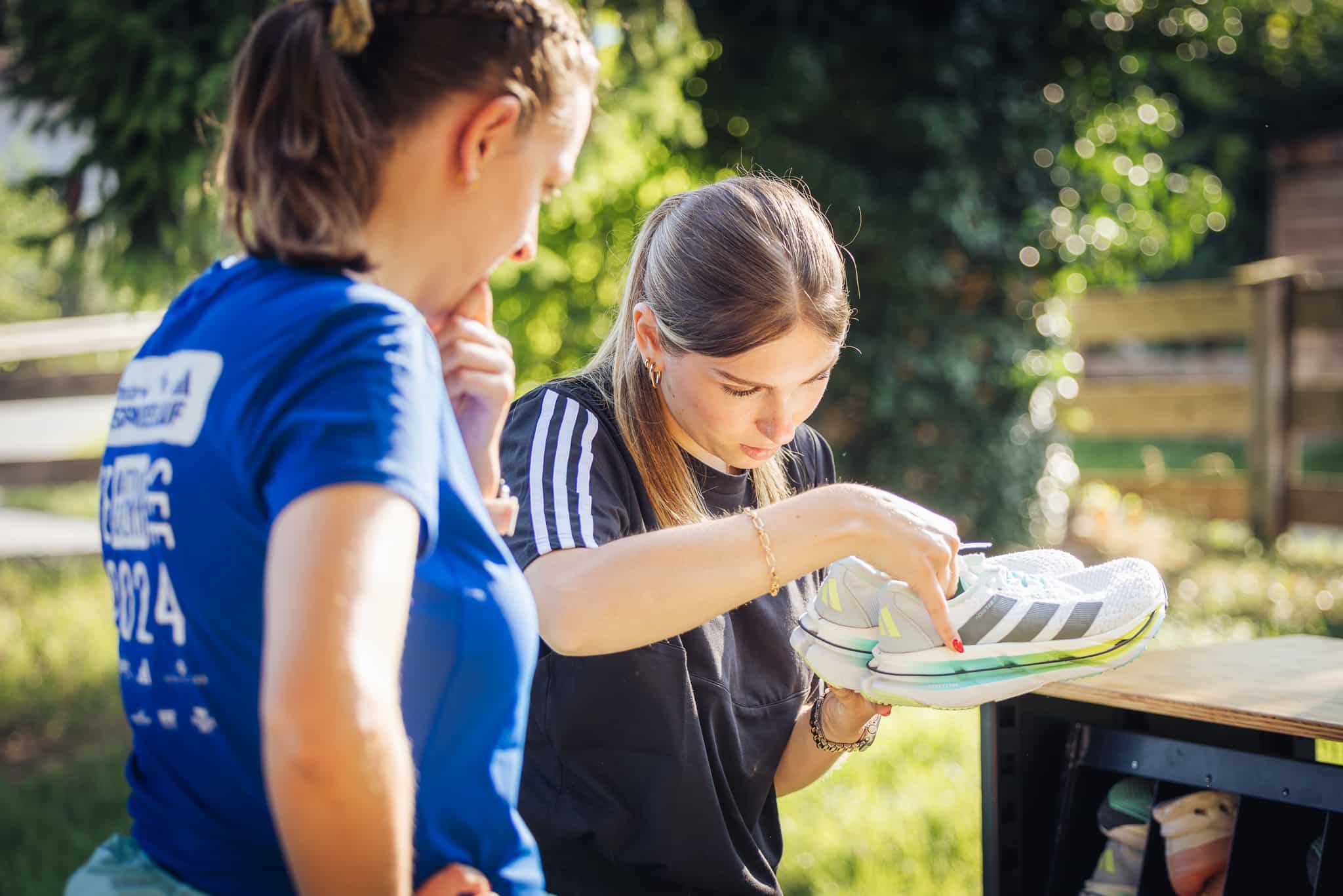 Schuhe werden verteilt