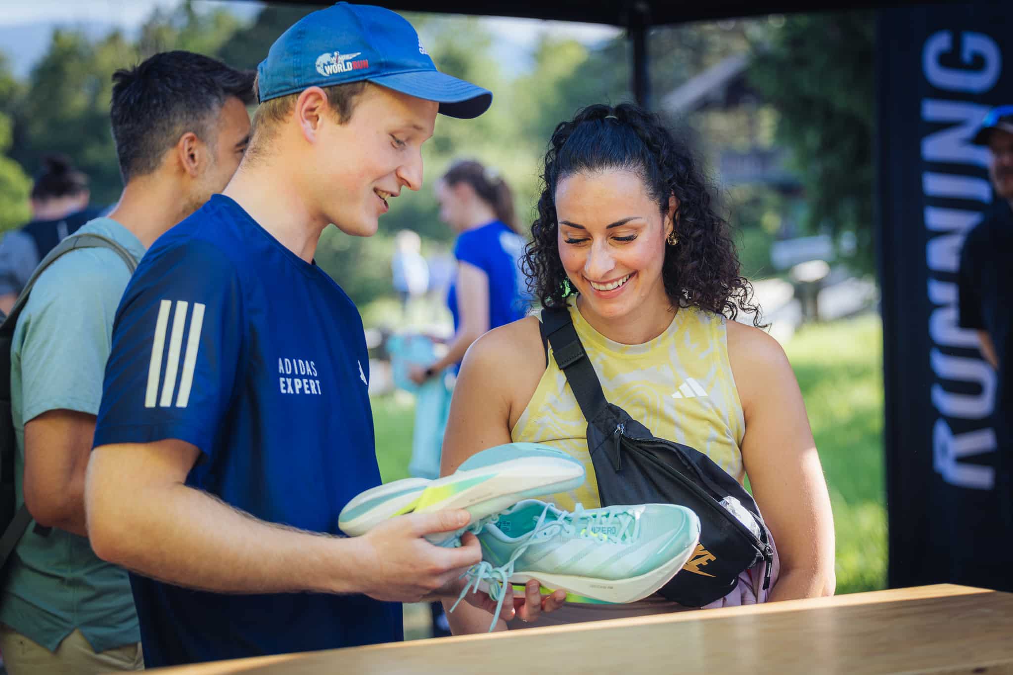 adidas Schuhe werden angeschaut