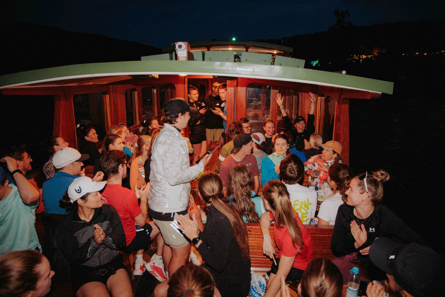 Schuster Community auf einem Boot auf dem Tegernsee