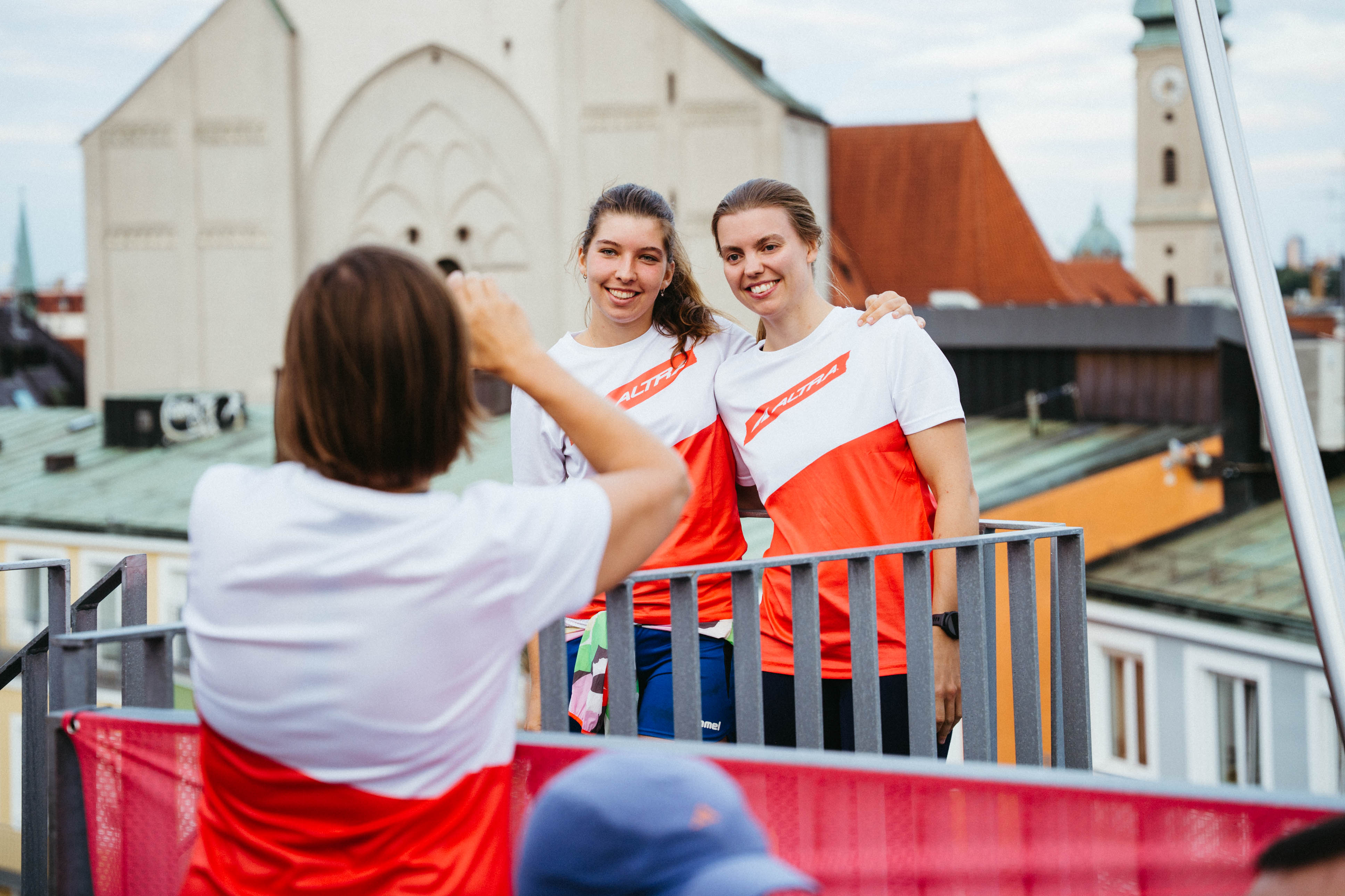 Zwei Sportlerinnen machen Bild vor Kirche