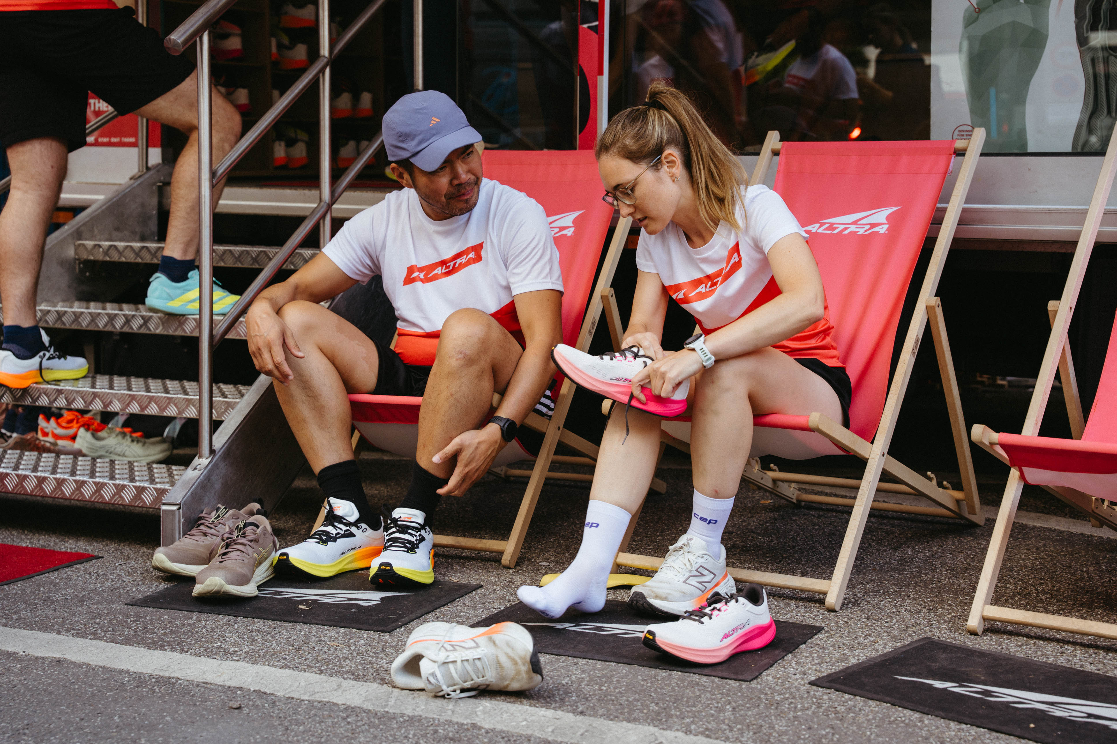 Sportler probieren Altra Schuhe an