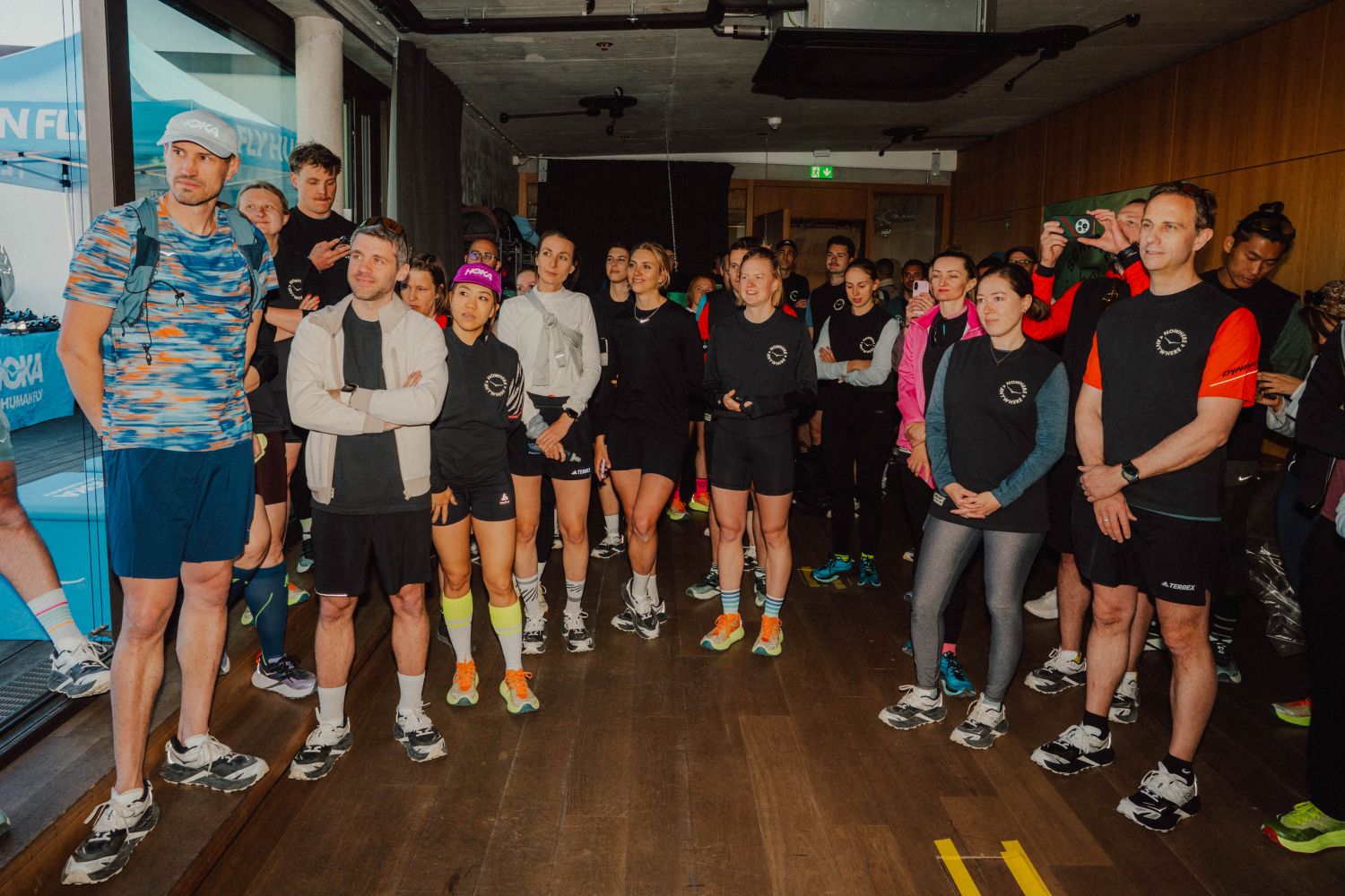 Teilnehmende vor dem Community Event mit Hoka