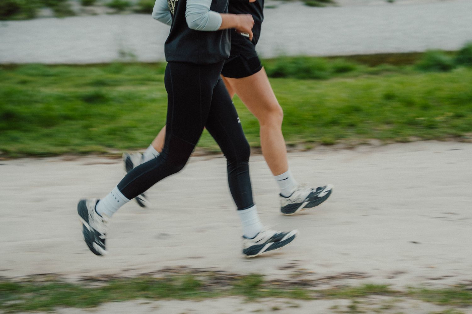 Läufer*innen mit Hoka Speedgoat 7