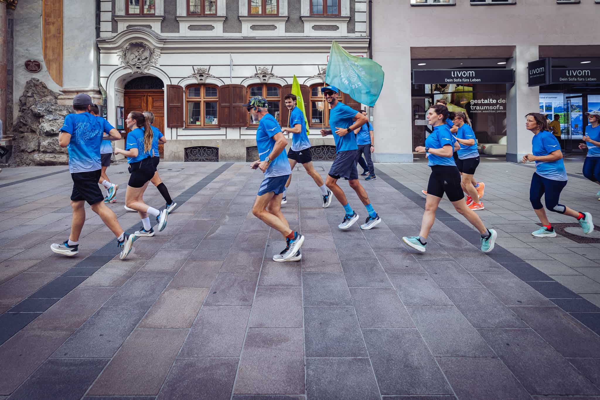 Gruppe läuft über Marienplatz