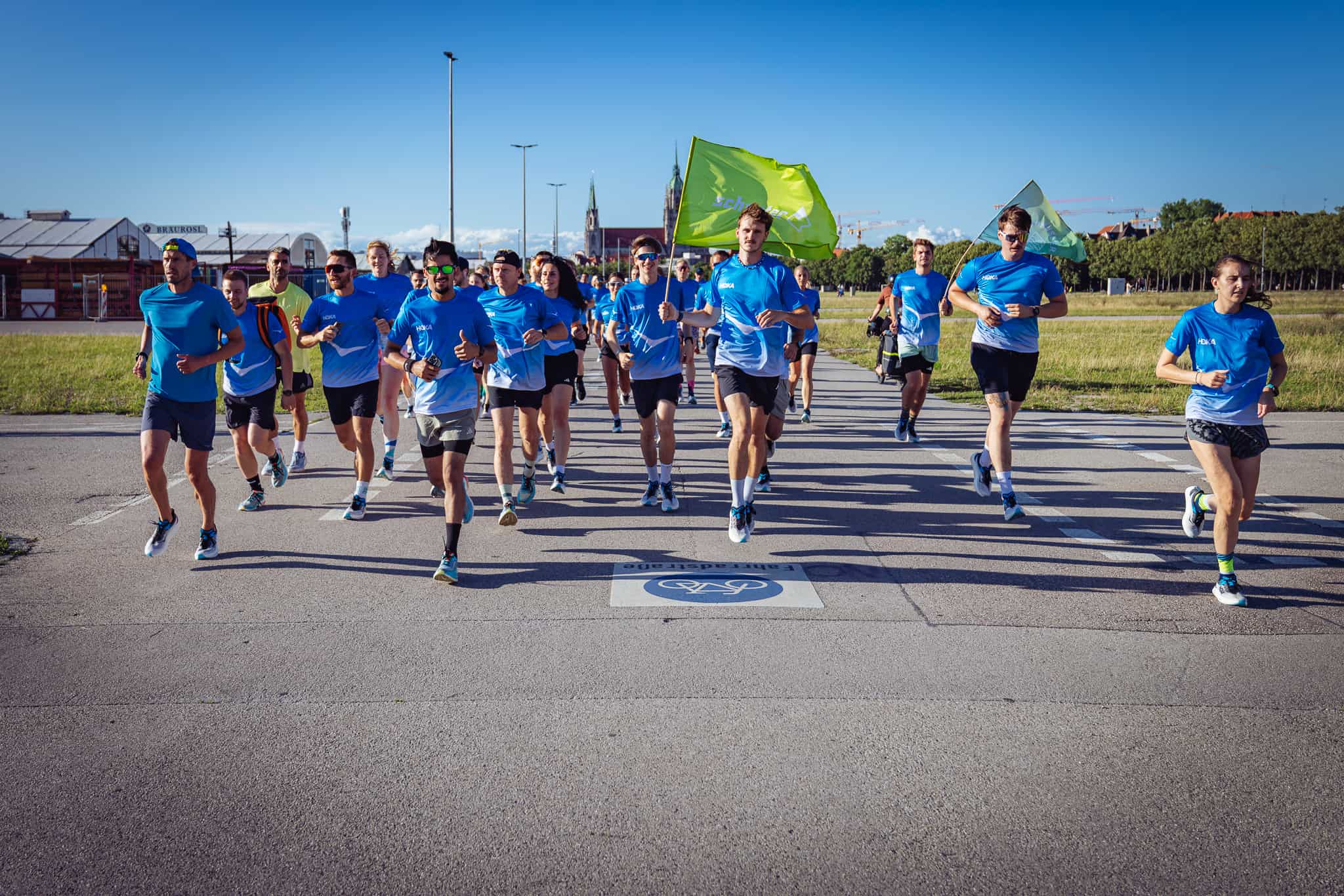 Gruppe läuft auf Theresienwiese