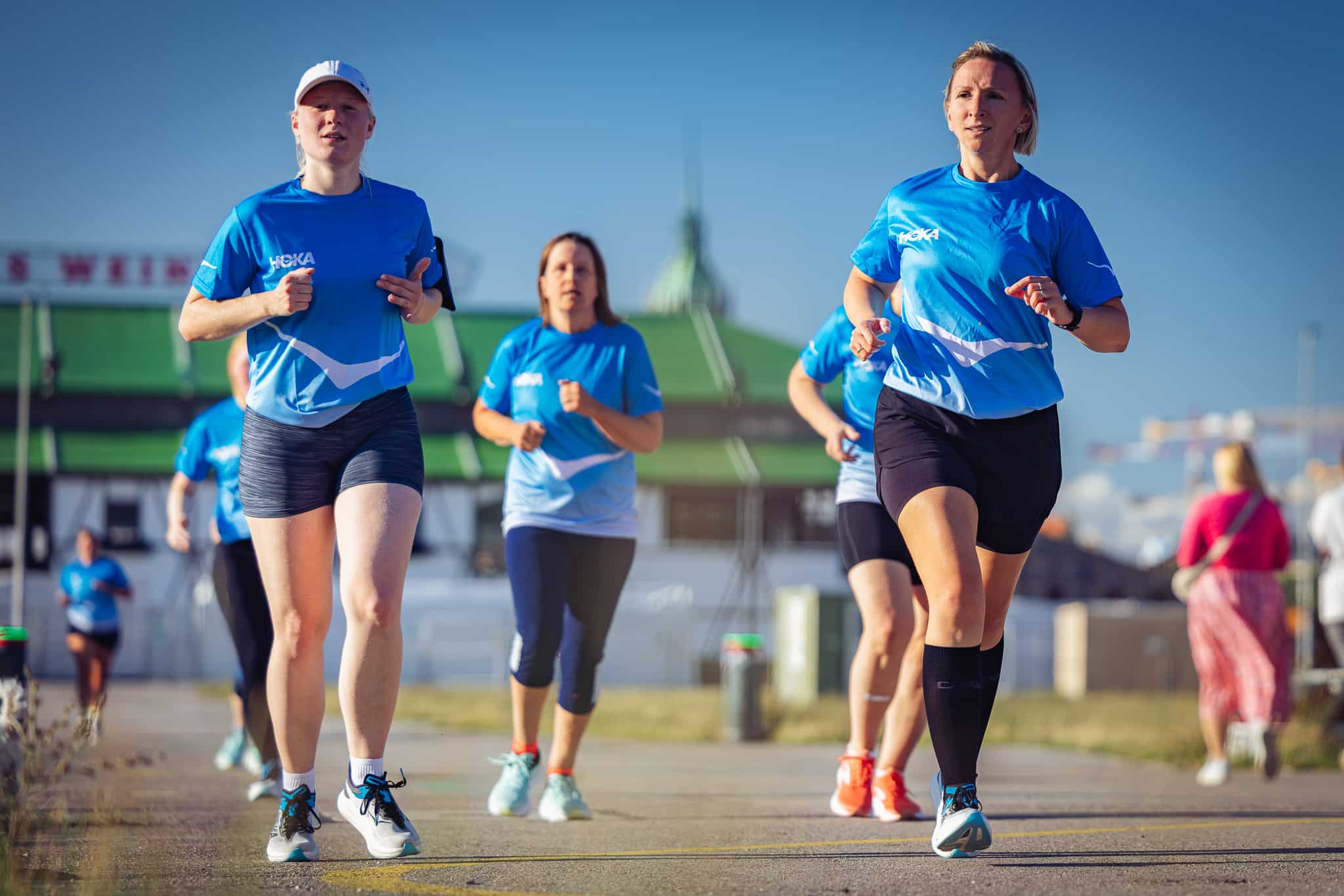 Gruppe läuft auf Theresienwiese
