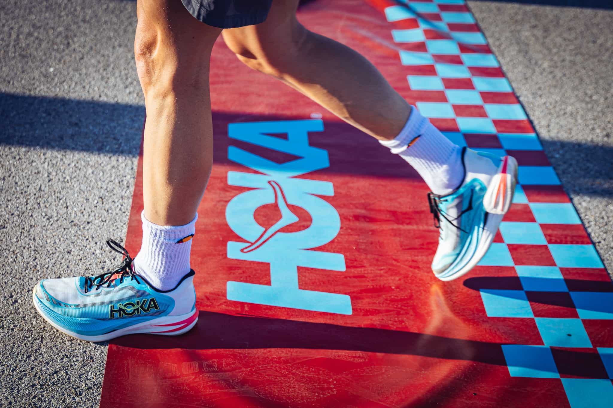 Läufer läuft über die Ziellinie