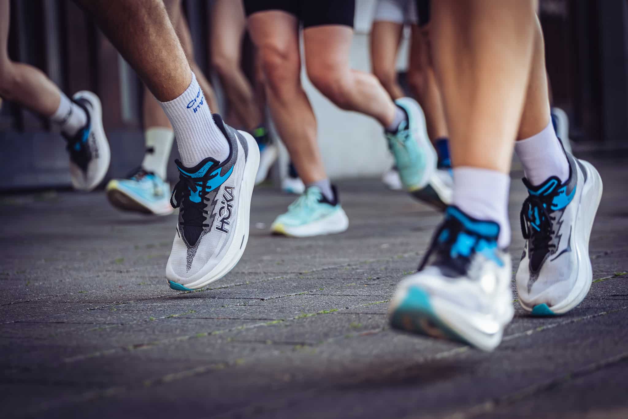 Nahaufnahme Hoka Schuhe beim Laufen