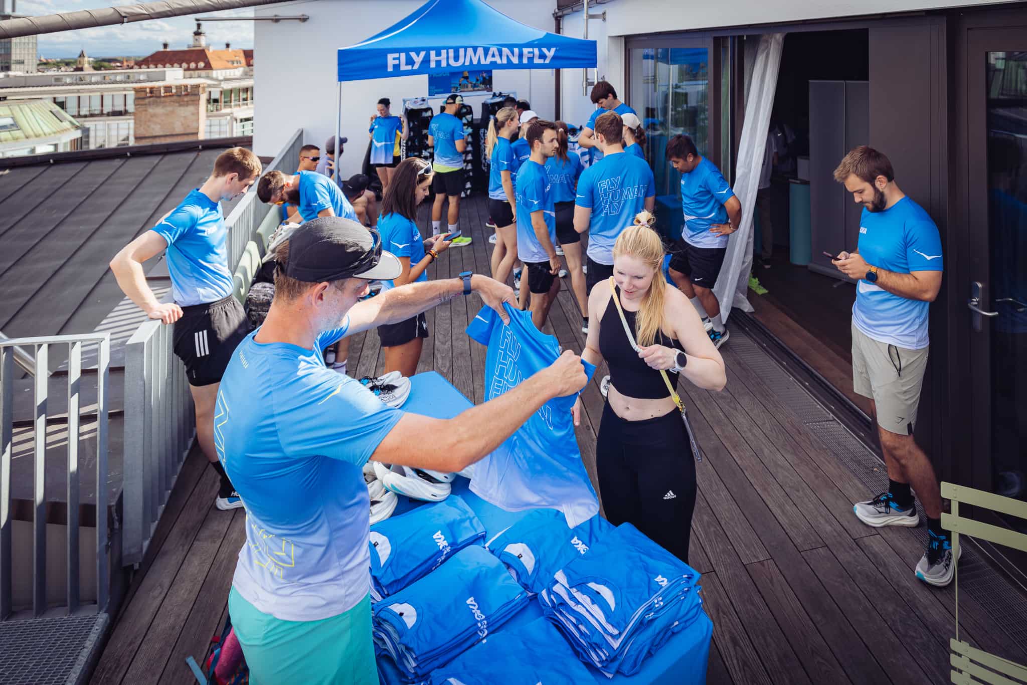 Blaue T-Shirts werden verteilt