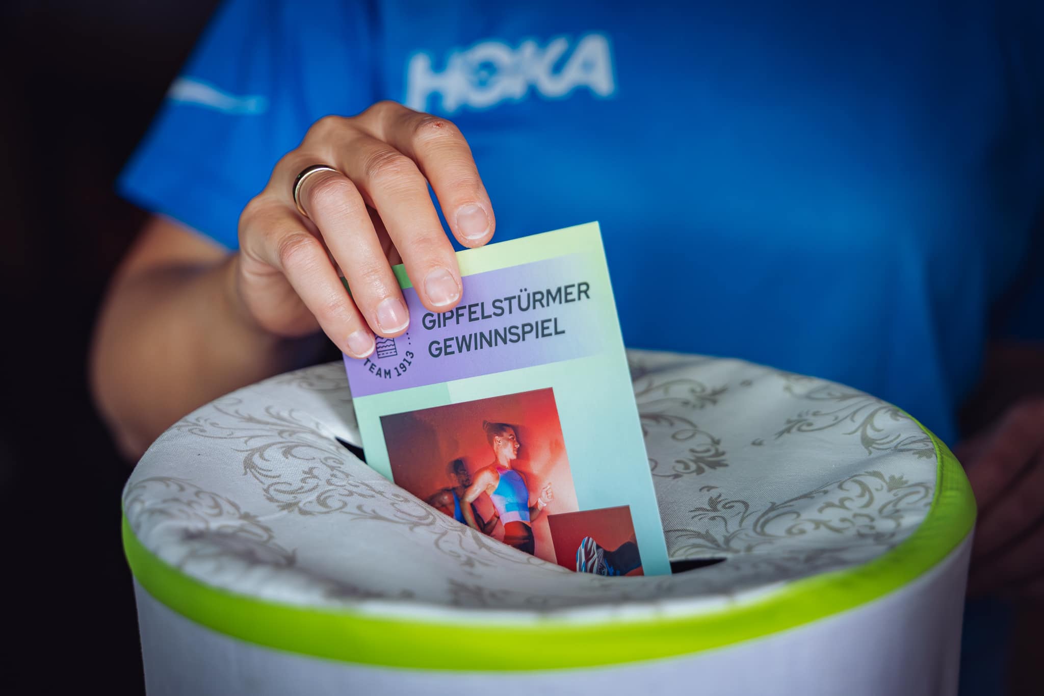 Gewinnspielkarte wird in Lostopf gelegt