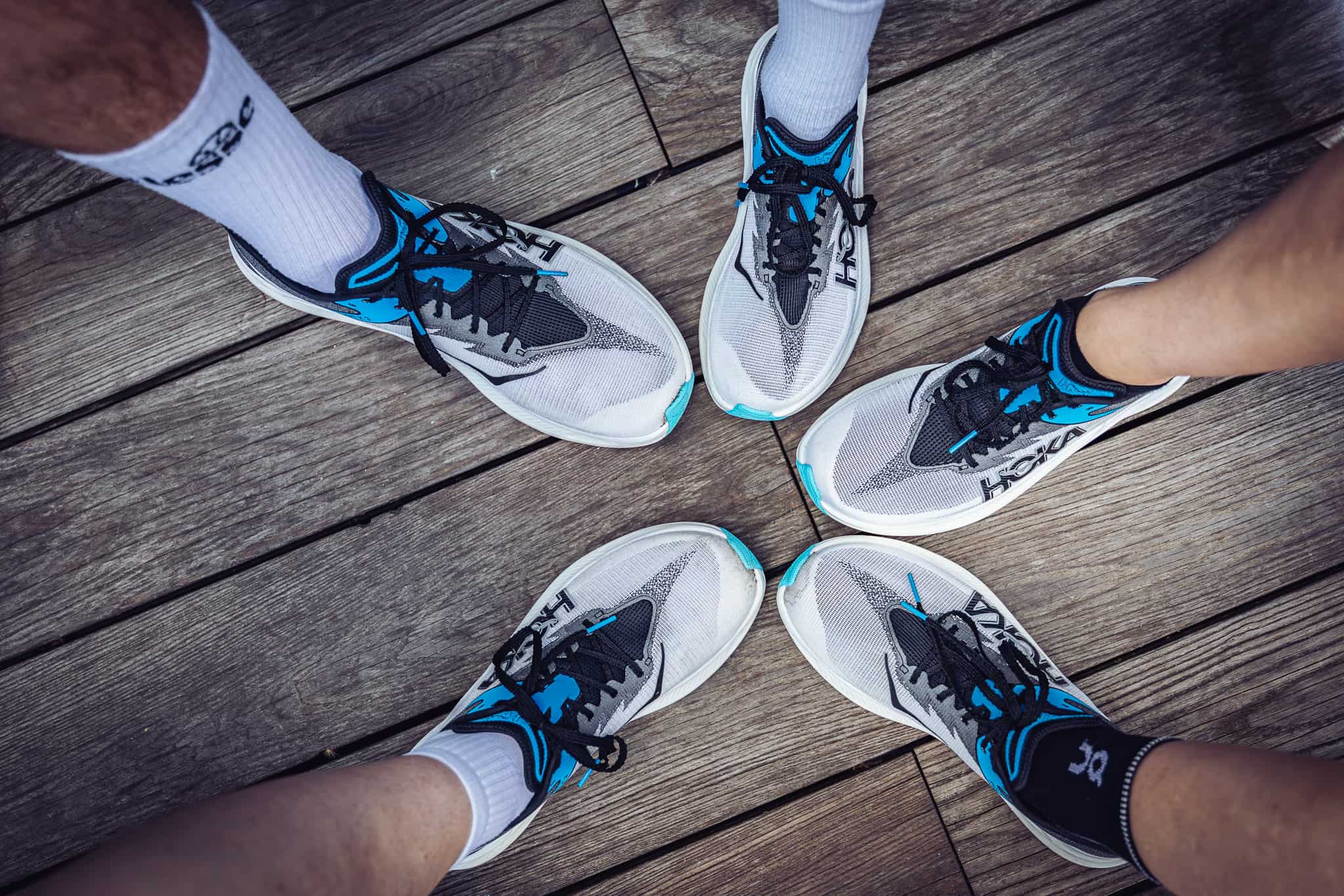 Hoka Schuhe sternförmig angeordnet