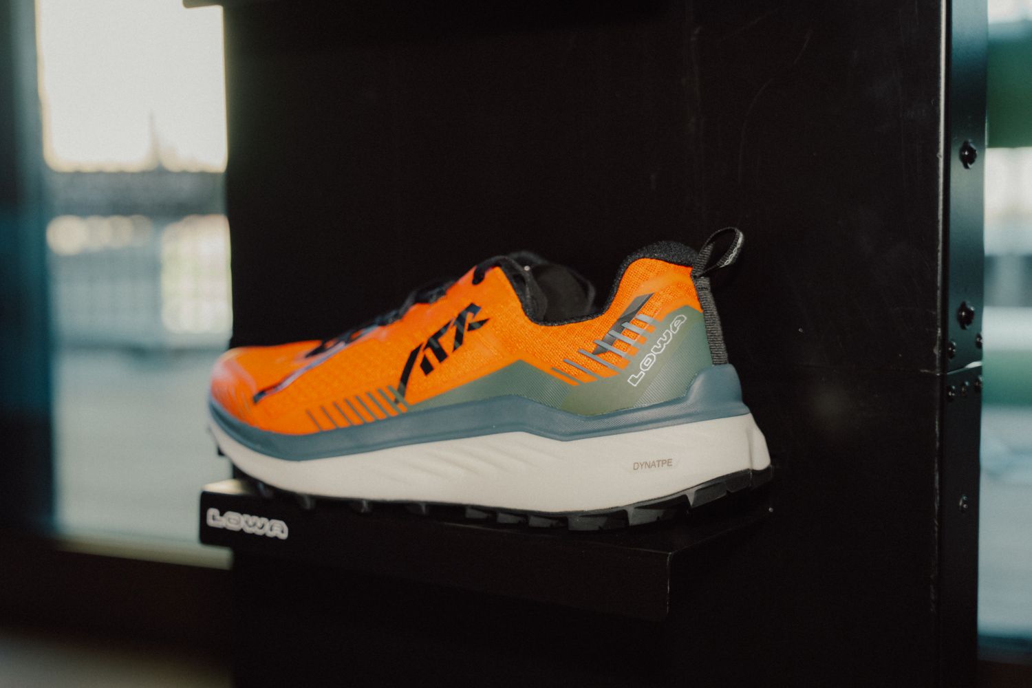 orangefarbener Lowa Schuh beim Community Run