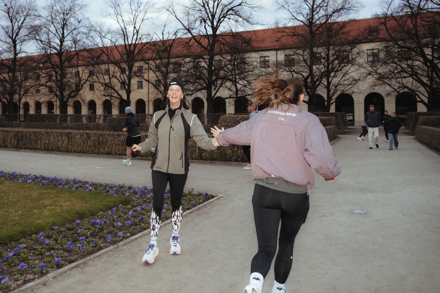 Teilnehmende beim Community Run klatschen ab