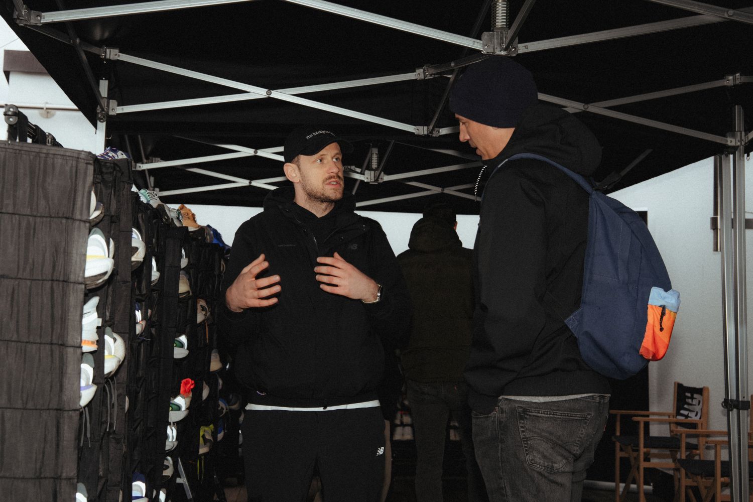 Schuhe werden verteilt