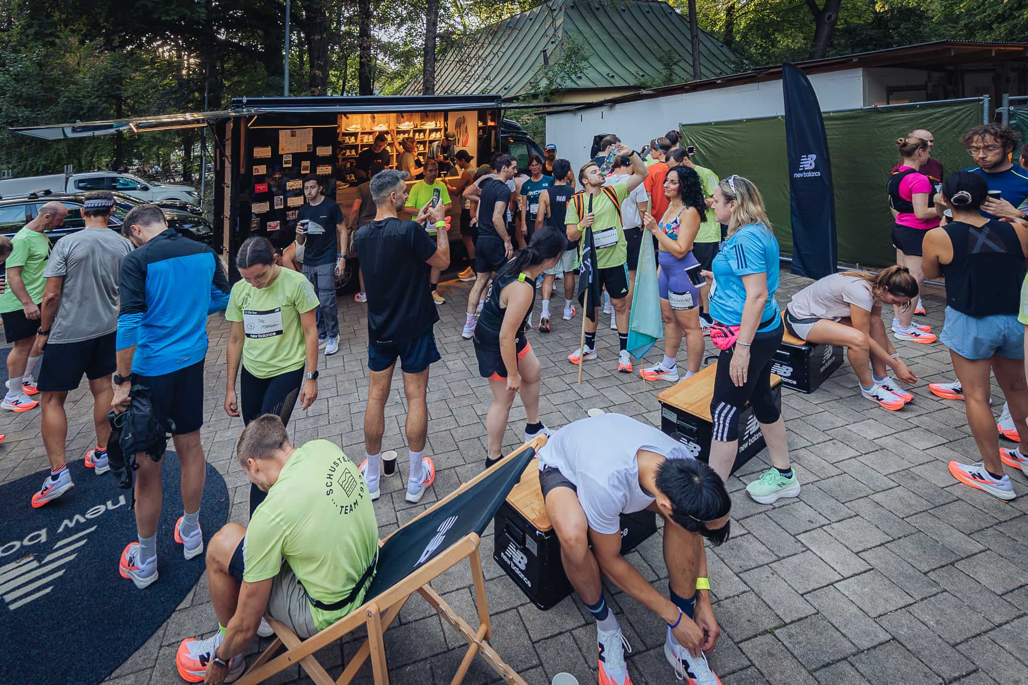 Community Run Teilnehmer*innen an New Balance Station