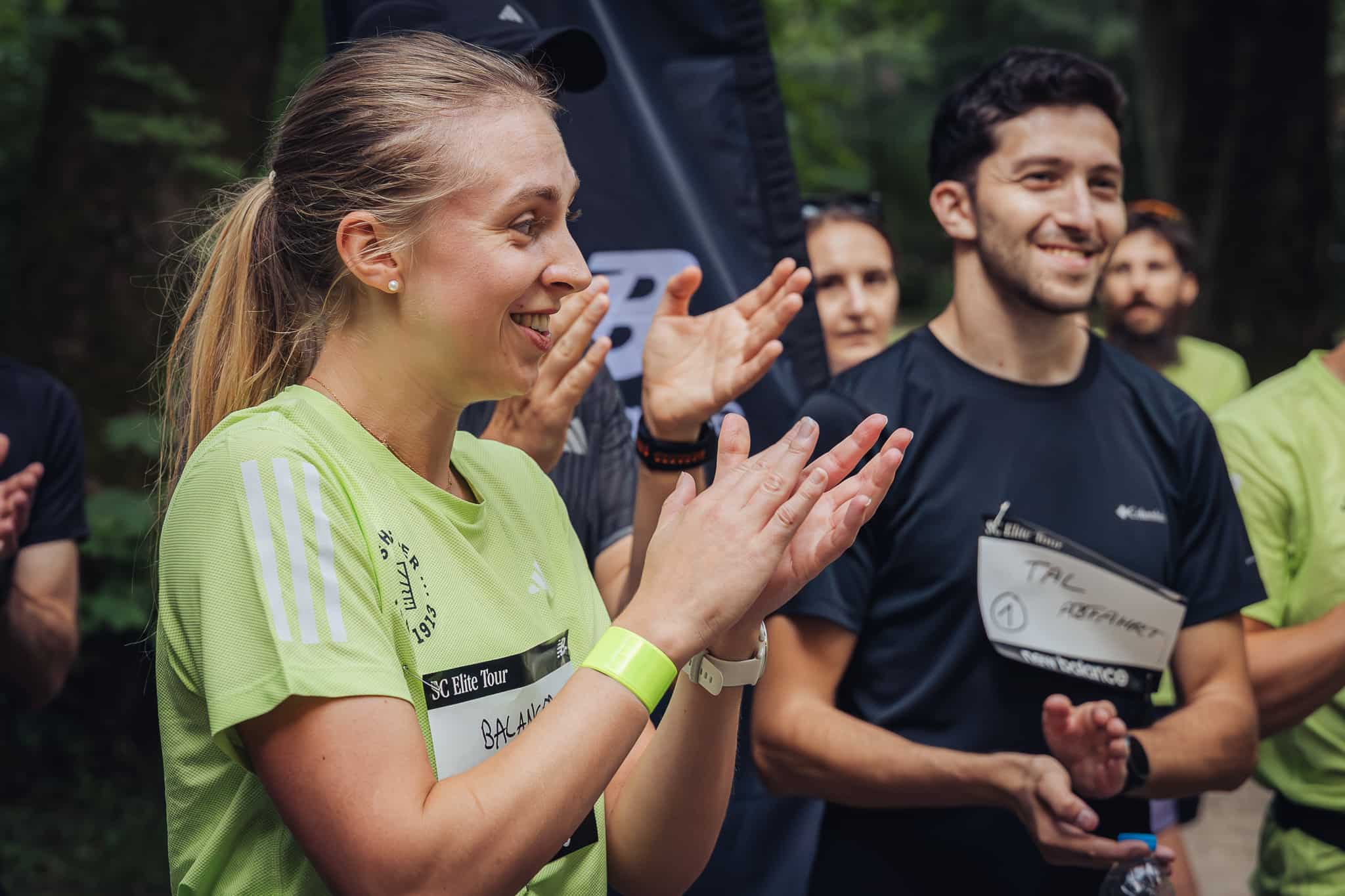 Community Run Teilnehmer*innen applaudieren