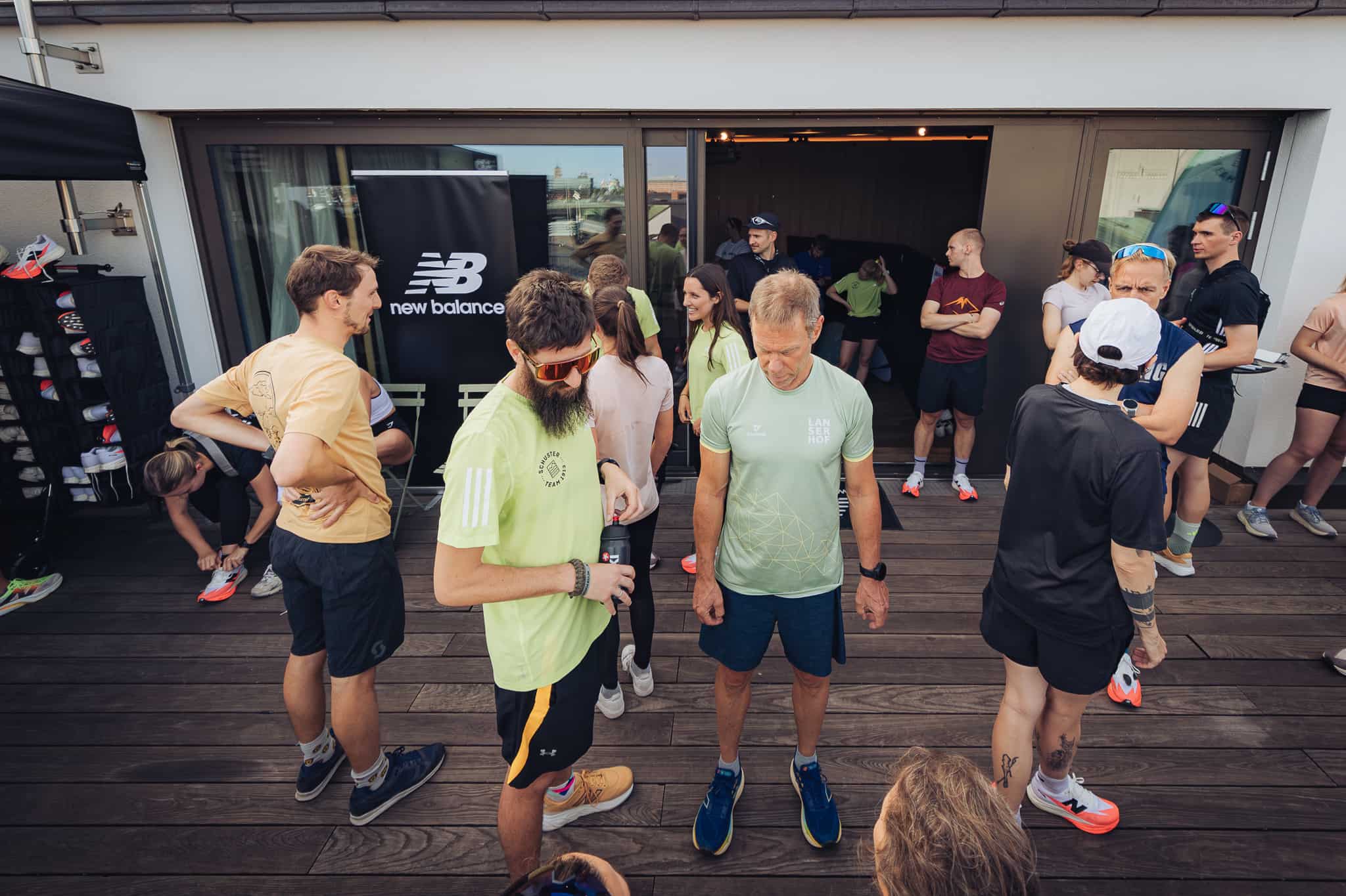 Community Run Teilnehmer*innen auf einer Terrasse