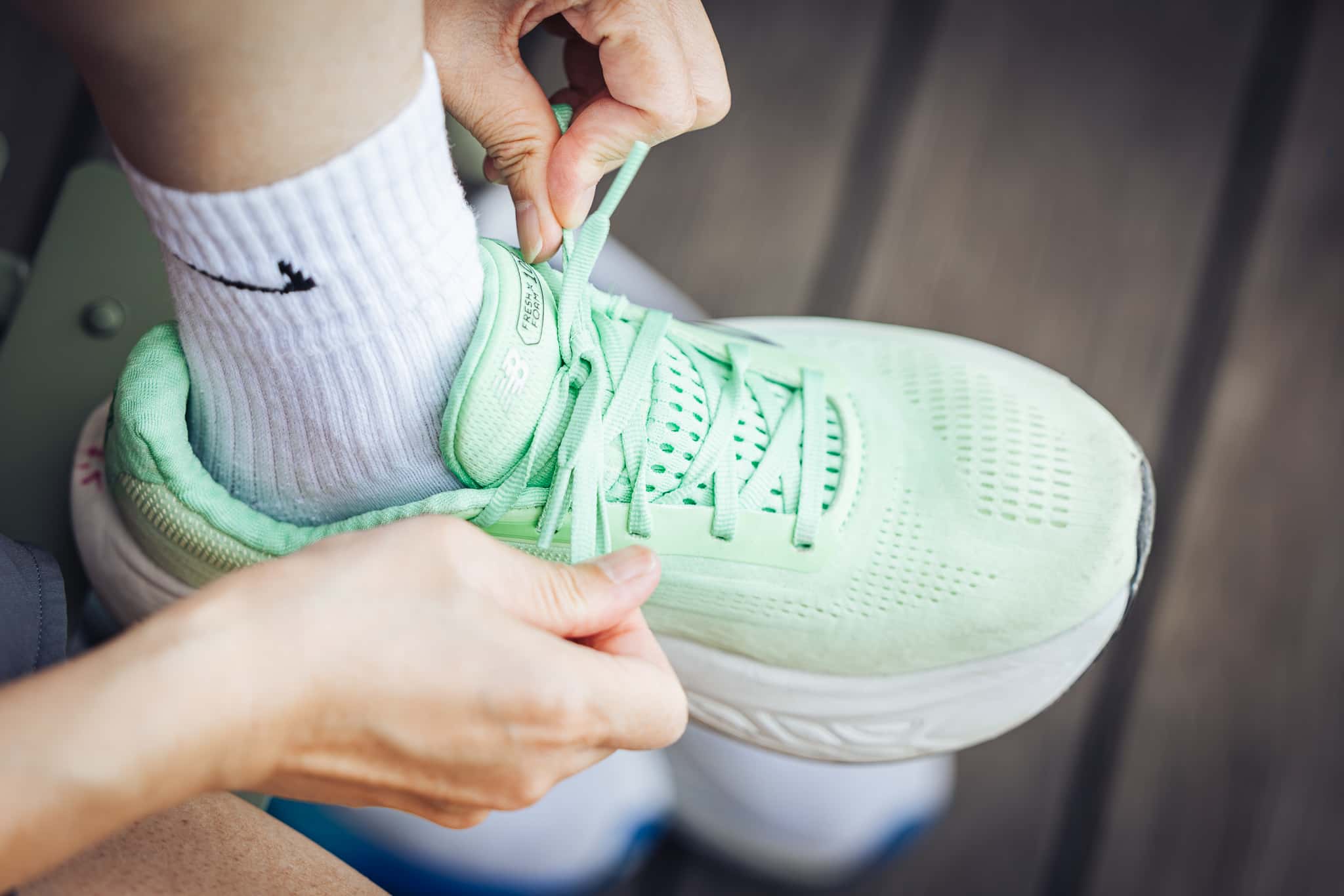 Nahaufnahme New Balance Schuh wird gebunden