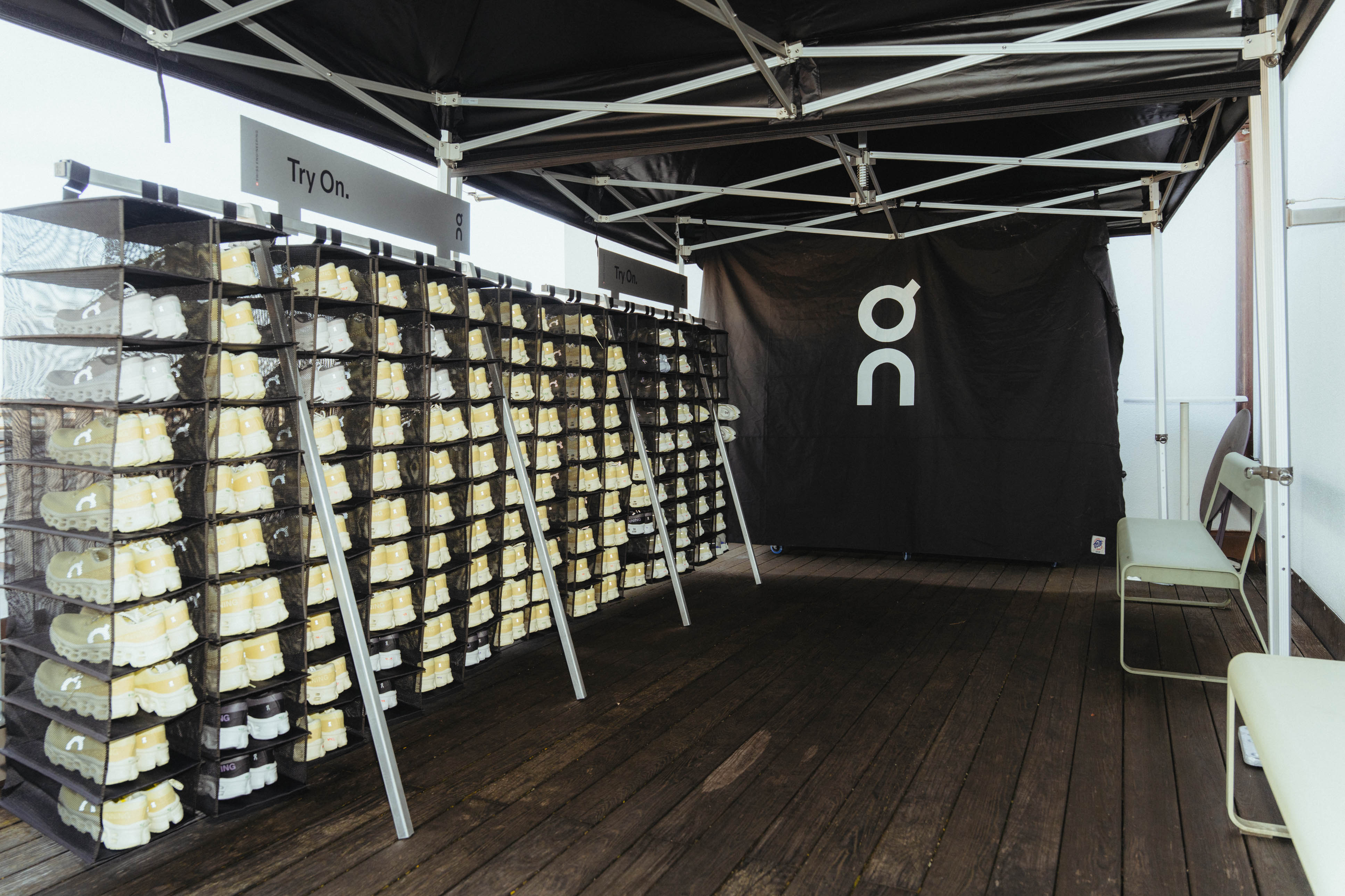 On Schuhe auf der Terrasse