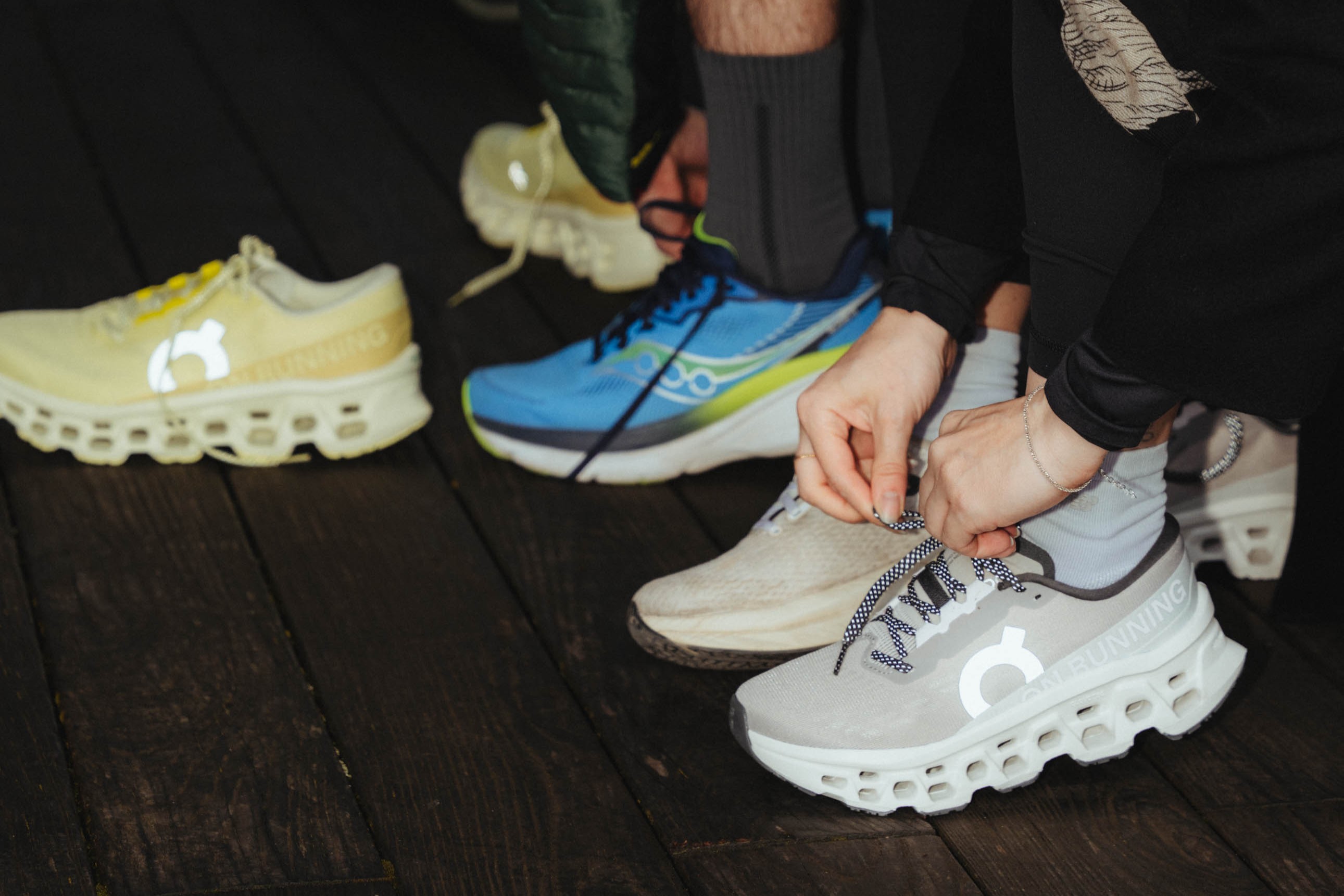 Leute probieren On Laufschuhe an