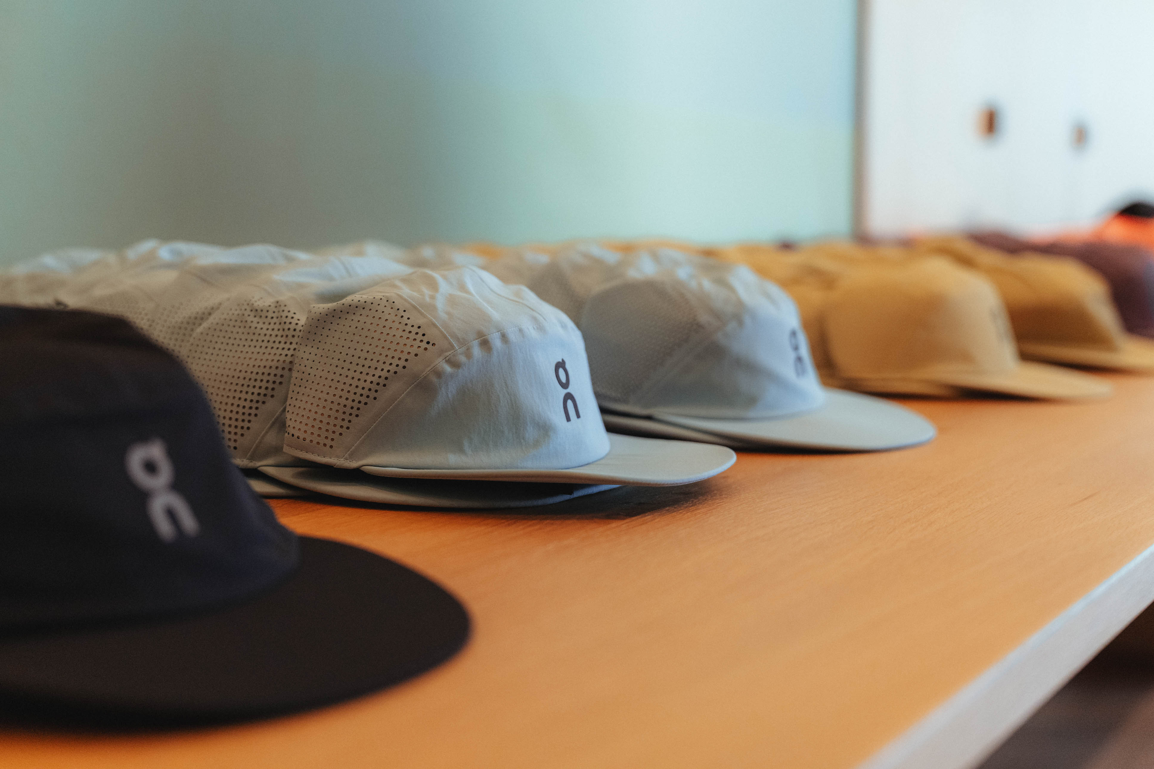 On Caps auf einem Tisch