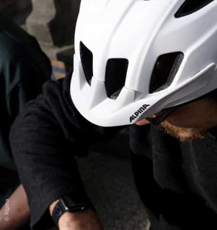Weißer Fahrradhelm von Alpina