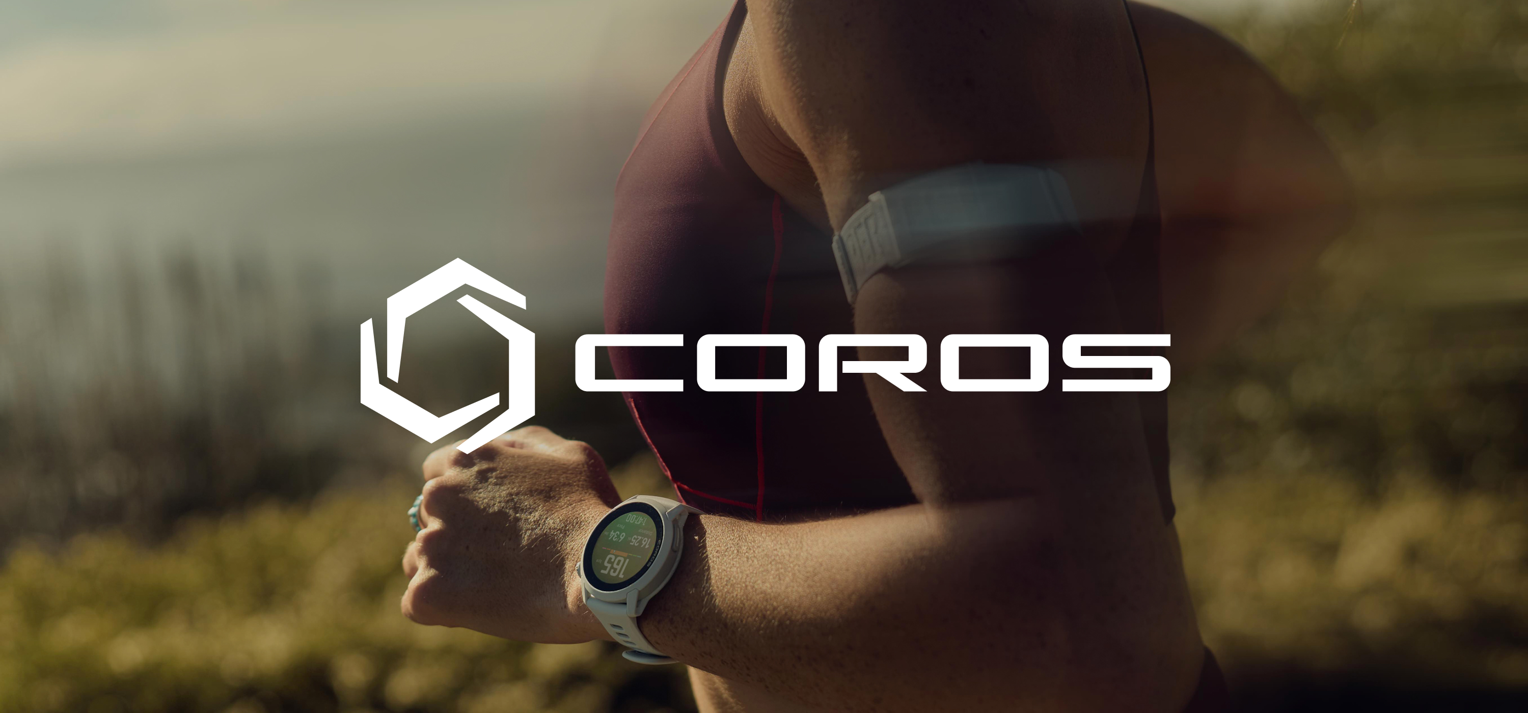 Läuferin trägt die Coros Pace 4