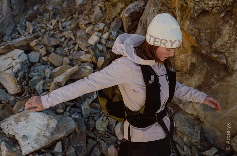 Frau mit Wanderbekleidung