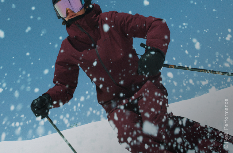 Frau mit Skibekleidung