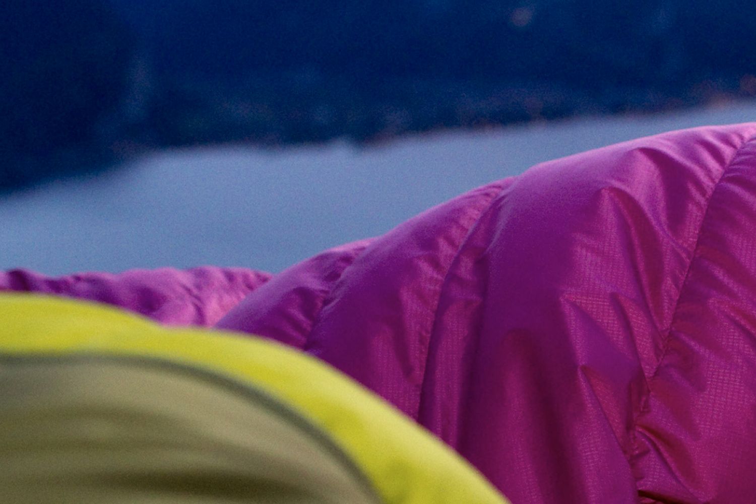 Daunenschlafsack im Schnee